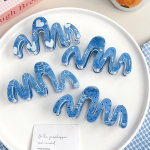 Set mit vier PVC-Haarklammern im blauen Denim-Look mit Stern- und Herzmustern