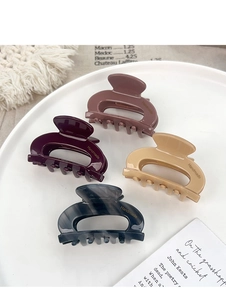 Vue de dessus de quatre pinces à cheveux élégantes en acétate de différentes couleurs