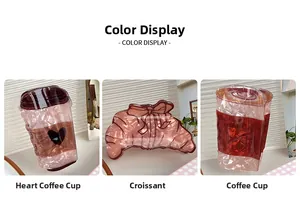 Détail des pinces à cheveux croissant et tasse à café avec texture nacrée rose