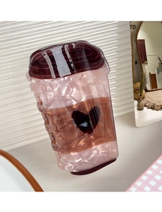 Gros plan d'une pince à cheveux tasse à café avec texture marbrée rose et cœurs