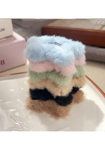 Macro-opname van stervormige pluche haarspelden in diverse kleuren met zacht imitatiebont