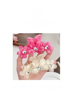 Détail de la pince à cheveux fleur en acétate avec strass scintillants au centre