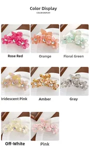 Vue détaillée des pinces à cheveux fleur en acétate avec strass en huit couleurs assorties