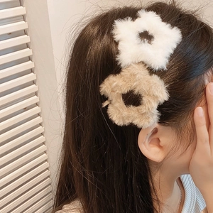Pluche bloem haarspelden in wit en kaki voor een modieuze winterse haarstijl