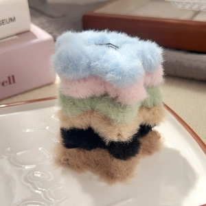 Pluche haarspelden in stervorm in zes pastelkleuren op een elegant keramisch bord