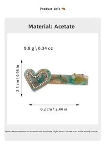 Détail de la pince à cheveux cœur en acétate, motif marbre et dimensions 6,2cm x 2,5cm