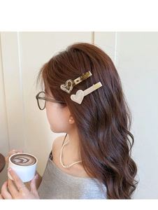 Détail des pinces à cheveux en forme de cœur couleur écaille et crème avec texte France Handmade