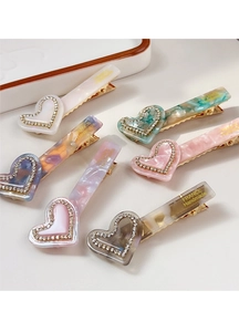 Détail de barrettes coeur en acétate multicolore avec strass et marquage à l'or fait main