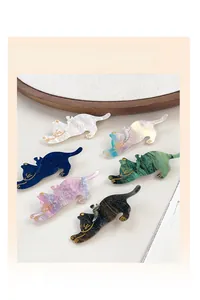 Collection de six pinces à cheveux en acétate en forme de chat avec divers motifs marbrés