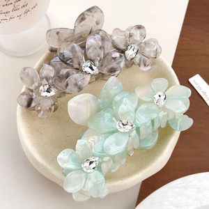 Pinces à cheveux fleurs en acétate avec strass en gris marbre et vert nacré chic