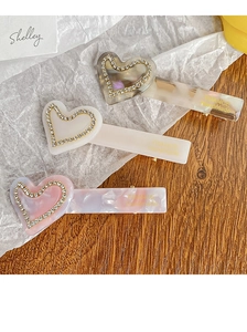 Vue détaillée des barrettes cœur en acétate avec strass et texte France Handmade