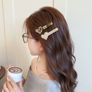 Barrettes cœur élégantes avec strass en écaille et crème sur un mannequin féminin
