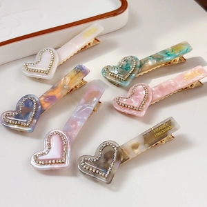 Lot de six barrettes à cheveux en acétate avec cœur en strass et motifs marbrés