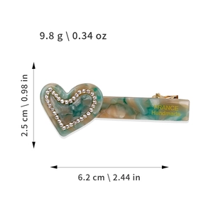 Barrette cœur en acétate marbré vert avec strass et pince crocodile en métal doré