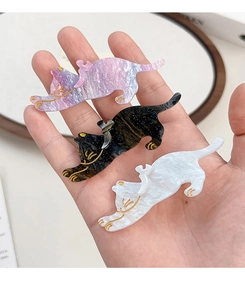 Vue détaillée de trois barrettes chat en violet, noir et blanc perle pour coiffure élégante