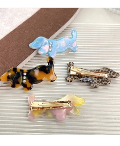 Détails de barrettes teckel en acétate avec motifs marbre, écaille de tortue et léopard