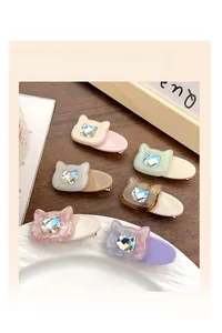 Lot de 6 pinces à cheveux chat en acétate avec cristaux sur fond en bois rustique
