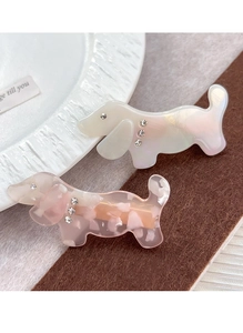 Détail de pinces à cheveux en acétate en forme de chien, perle blanche et marbre rose