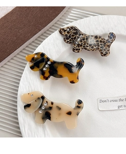 Lot de trois barrettes teckel en acétate avec motif léopard et détails en strass
