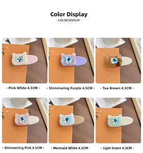 Détail de 6 barrettes chat colorées en acétate avec des strass carrés incrustés sur bois