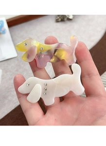 Détail de barrettes teckel avec finition nacrée et accents de strass étincelants