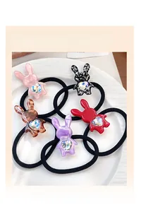 Détail de cinq élastiques lapin avec cristaux coeur en rose, violet et motifs léopard