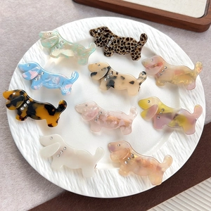 Lot de barrettes teckel en acétate avec motif léopard et couleurs variées dans un plat blanc
