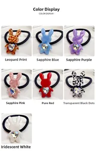 Détail de sept chouchous lapin colorés avec des cœurs en cristal sur un plateau blanc