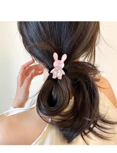 Élastique lapin rose avec cristal en cœur porté sur une queue de cheval haute