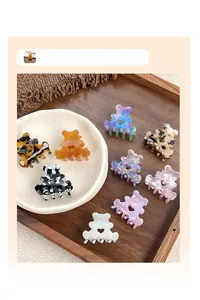 Détail de mini pinces à cheveux en acétate en forme d'ours avec divers motifs marbrés et colorés