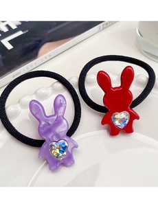 Détail d'élastiques à cheveux lapin en acétate avec cristaux de cœur facettés