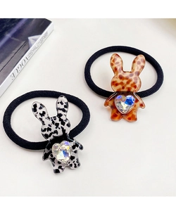 Gros plan d'élastiques lapin avec cœurs en cristal et motifs animaliers élégants