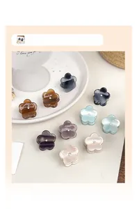 Détail de mini pinces à cheveux en forme de fleur avec strass aux couleurs Morandi