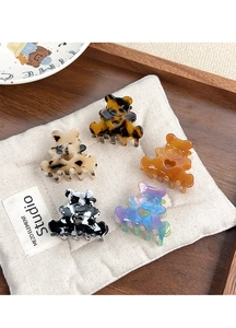 Lot de cinq petites pinces à cheveux en acétate en forme d'ours sur plateau luxe