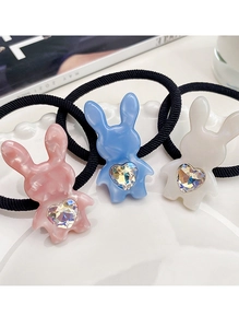 Détail de trois élastiques lapin mignons avec cristaux de cœur sur un plateau