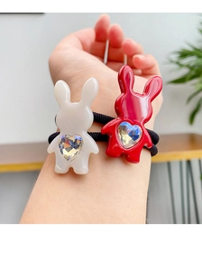 Détail d'élastiques à cheveux lapin mignon avec cristal en forme de cœur et lien élastique