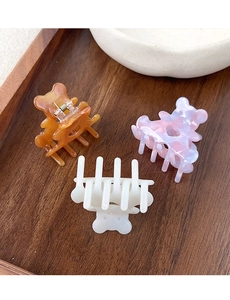 Vue détaillée de trois mini pinces à cheveux ours en ambre, rose marbré et blanc pur