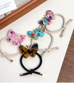 Détail d'élastiques papillon en acétate avec motifs tie-dye, dégradés et léopard chic