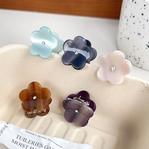 Lot de 5 mini pinces à cheveux fleurs en acétate avec strass sur plateau beige