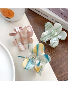 Detailansicht floraler Haarklammern aus Acetat mit pastellfarbenen Streifenmuster-Details