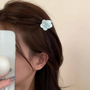 Mini pince à cheveux fleur en acétate vert menthe avec petit strass sur cheveux