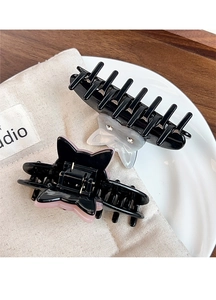 Détail de pinces à cheveux chouette en acétate avec strass en noir, blanc et rose
