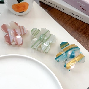 Drei elegante Haarspangen aus Acetat in Rosa, Grün und Blau-Gelb mit Streifenmuster