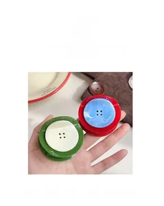 Détail de pinces à cheveux créatives en forme de bouton aux couleurs vives rouge et bleu