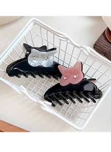 Détail de pinces à cheveux en forme de chat avec strass et finition nacrée en panier