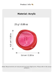 Vue détaillée d'une pince à cheveux bouton créative en acrylique rouge et effet marbre rose