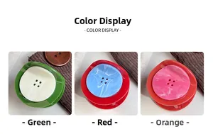 Détail des pinces à cheveux boutons avec texture marbrée en vert rouge et orange vif