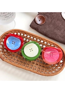 Gros plan de pinces à cheveux en forme de bouton avec texture marbrée en panier