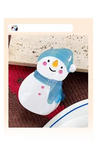 Makroaufnahme der niedlichen Schneemann-Haarklammer aus Acetat auf Strickstoff