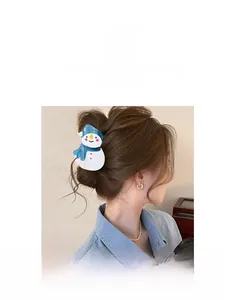 Rückansicht eines Modells mit süßer Schneemann-Haarklammer und blauen Hutdetails